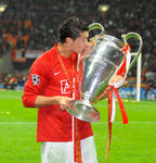 Cristiano Ronaldo besando el trofeo de Champions League con jersey retro Manchester United 2008 manga larga.