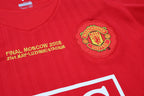 Primer plano del escudo bordado y detalle Final Moscow 2008 en jersey retro Manchester United 2008 rojo.