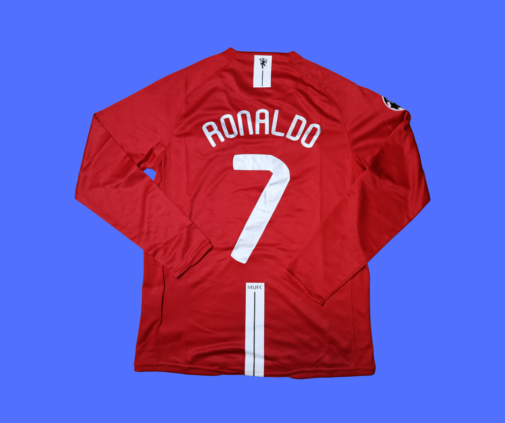 Espalda del jersey retro Manchester United 2008 rojo, manga larga con nombre Ronaldo y número 7 en blanco.
